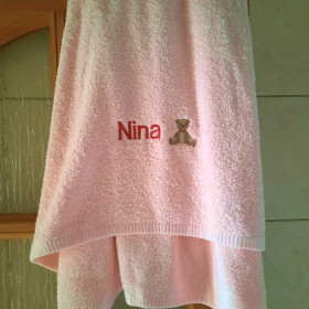 różowy ręcznik dla dziewczynki Nina haftyok.pl